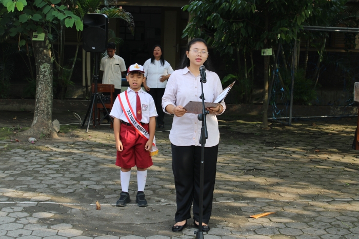Tugas Perdana Kelas 4: Upacara Berjalan Lancar