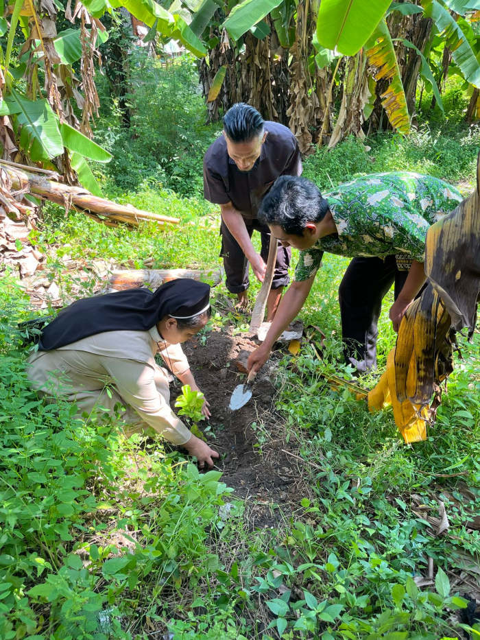 Merayakan Hari Bumi: Anak-Anak SDK Sang Timur Yogyakarta Menanam Harapan di Kebun Sekolah