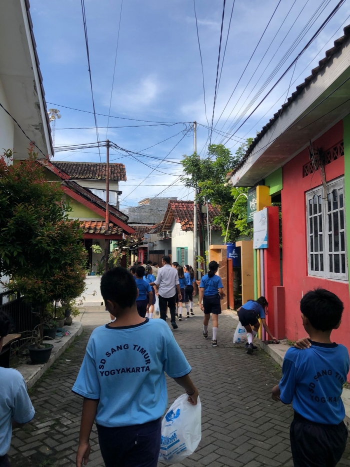 Kegiatan Bersih-Bersih di Kelurahan Pandeyan Bersama SDK Sang Timur Yogyakarta