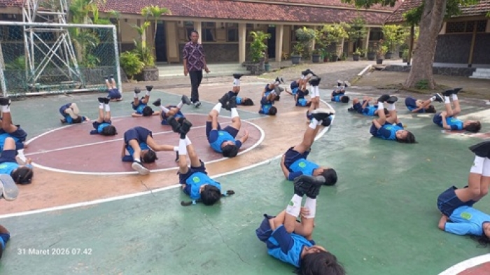 Serunya Latihan Kelenturan dan Keseimbangan di Lapangan, Kelas 1A SDK Sang Timur Yogyakarta